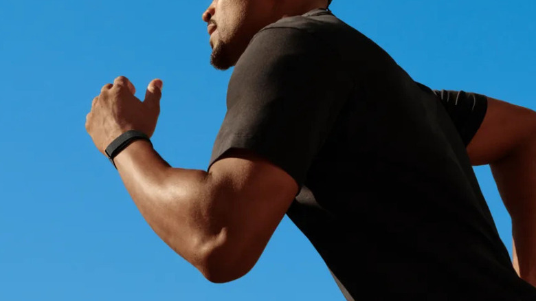 Fitbit Air를 착용하고 달리는 남자