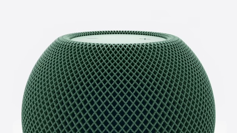 흰색 배경에 놓인 녹색 Apple HomePod Mini 2.