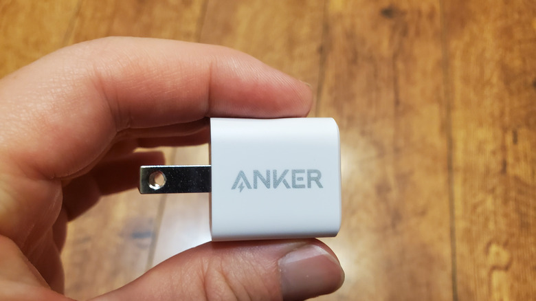 Anker 플러그 충전기를 들고 있는 손 클로즈업