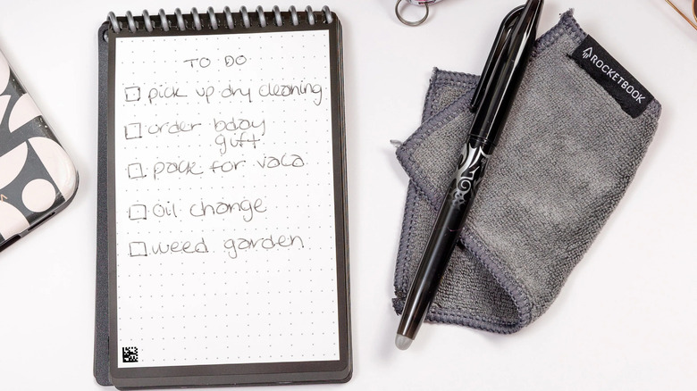 펜과 클리너 외에 할 일 목록이 적힌 로켓북 뉴 미니.