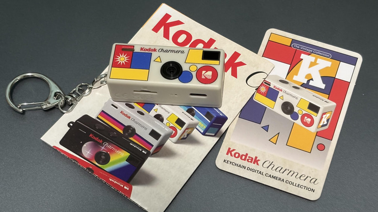 두 개의 카드가 있는 Kodak Charmera 카메라.