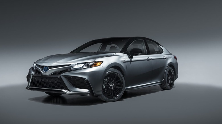 회색 2022 Toyota Camry Hybrid