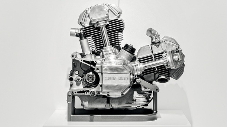 스탠드에 있는 Ducati L-Twin