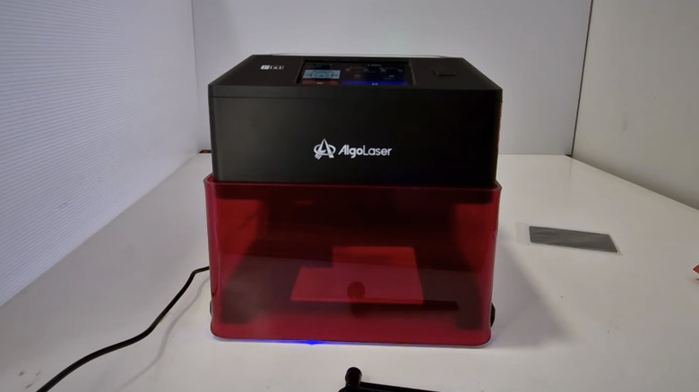 테이블 위의 AlgoLaser Pixi 5W 레이저 조각기 기계