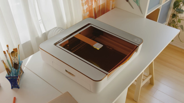 데스크탑의 Glowforge Aura 6W 레이저 조각기 및 절단기 기계