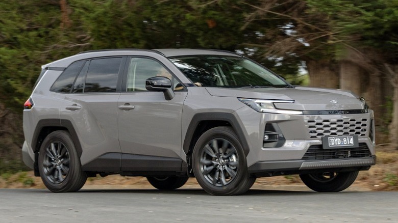시골길을 코너링하는 회색 Toyota RAV4 RAV4 GXL 2WD PHEV