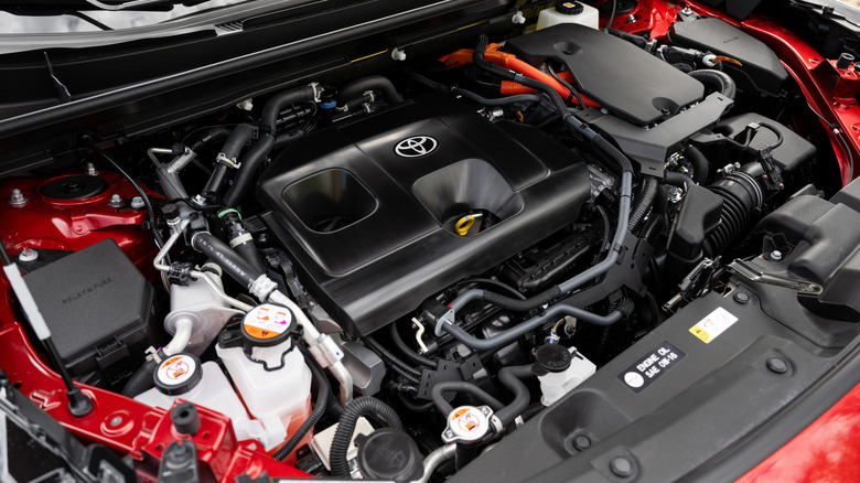 Toyota RAV4 GR Sport 하이브리드 엔진의 오버헤드 뷰.