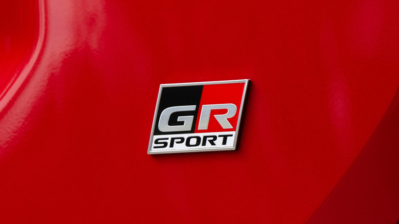 빨간색 Toyota RAV4 GR Sport의 GR Sport 배지 클로즈업.