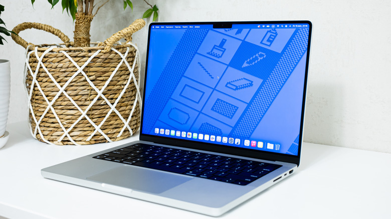평평한 표면에 잠금 해제된 MacBook
