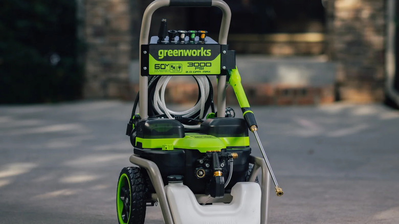 콘크리트 진입로에 설치된 Greenworks 유선/60V 3000-PSI 2.0 GPM 전기 압력 세척기