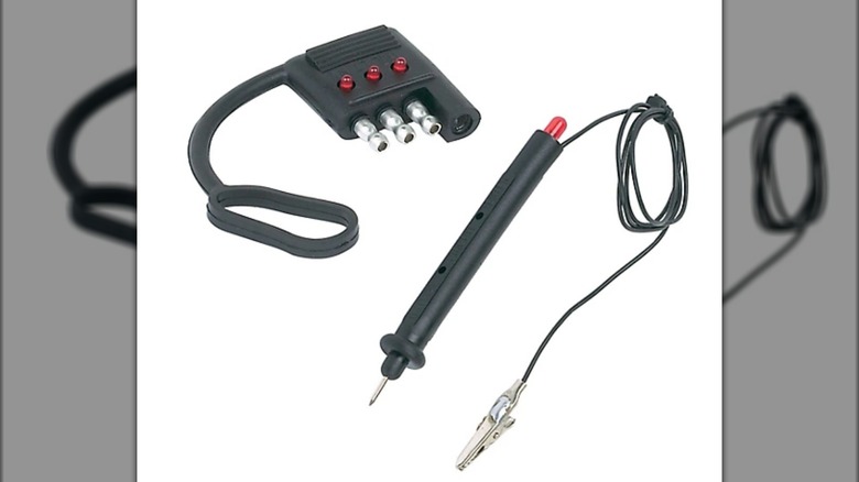 흰색 배경에 Hopkins Towing Solutions LED 테스트 키트