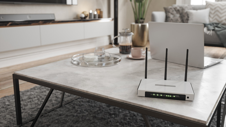 책상 위의 Wi-Fi 라우터.