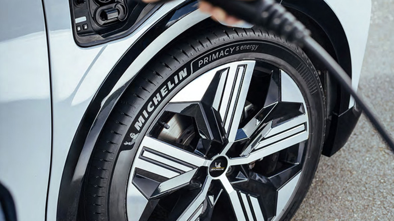 전기 SUV에 장착된 Michelin Primacy 5 Energy 타이어의 상세도.
