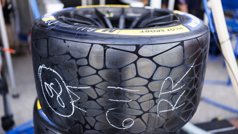IMSA 방목장에 있는 Michelin Pilot Sport Endurance 경주용 타이어의 클로즈업 보기.