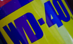 가죽 카시트에 WD-40을 사용해도 안전한가요?