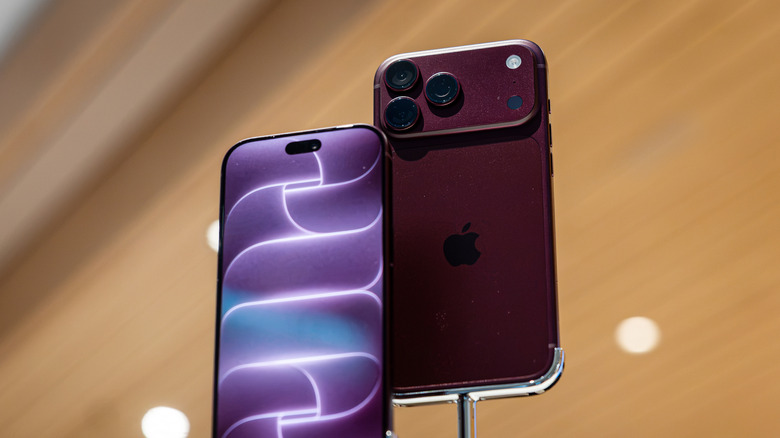 스탠드 위의 iPhone 18 Pro