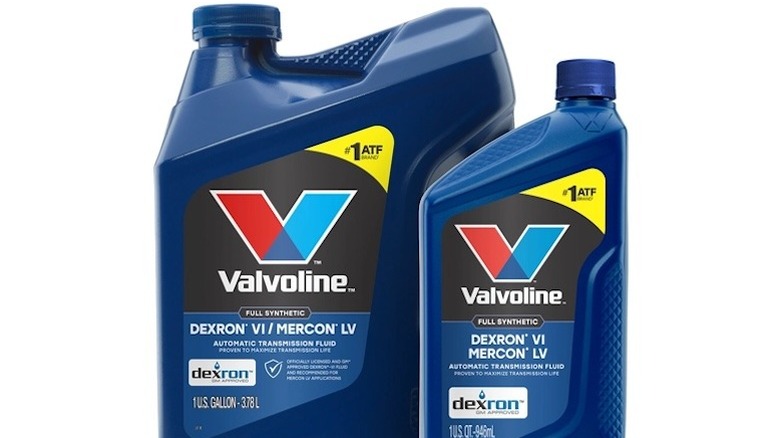 Valvoline Dexron VI/Mercon LV 자동 변속기 오일 1갤런 용기와 1쿼트 병의 클로즈업 샷