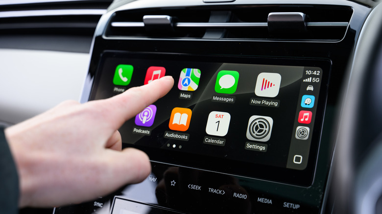 인포테인먼트 시스템에서 Apple CarPlay를 사용하는 사람