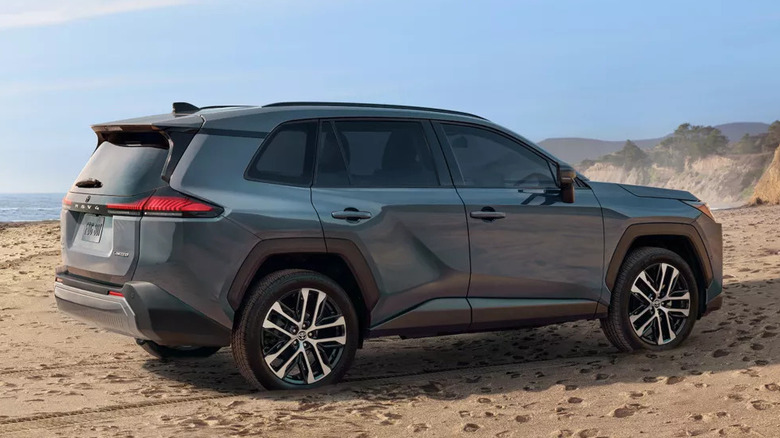 모래사장에 주차된 회색 2026 Toyota RAV4