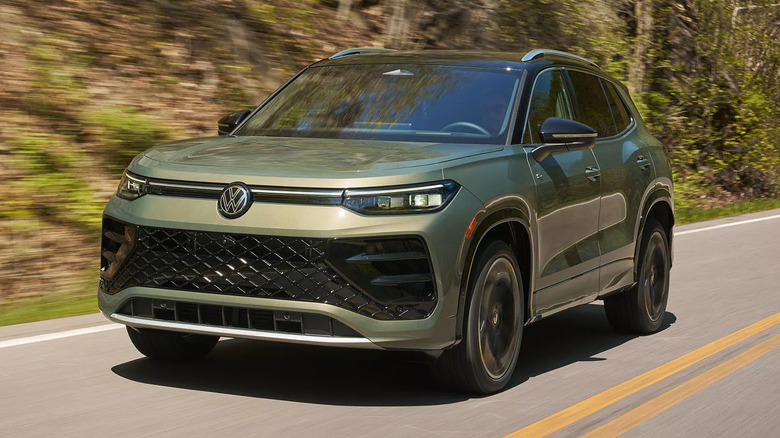 시골길을 달리는 녹색 2027 Tiguan SEL R-Line Turbo